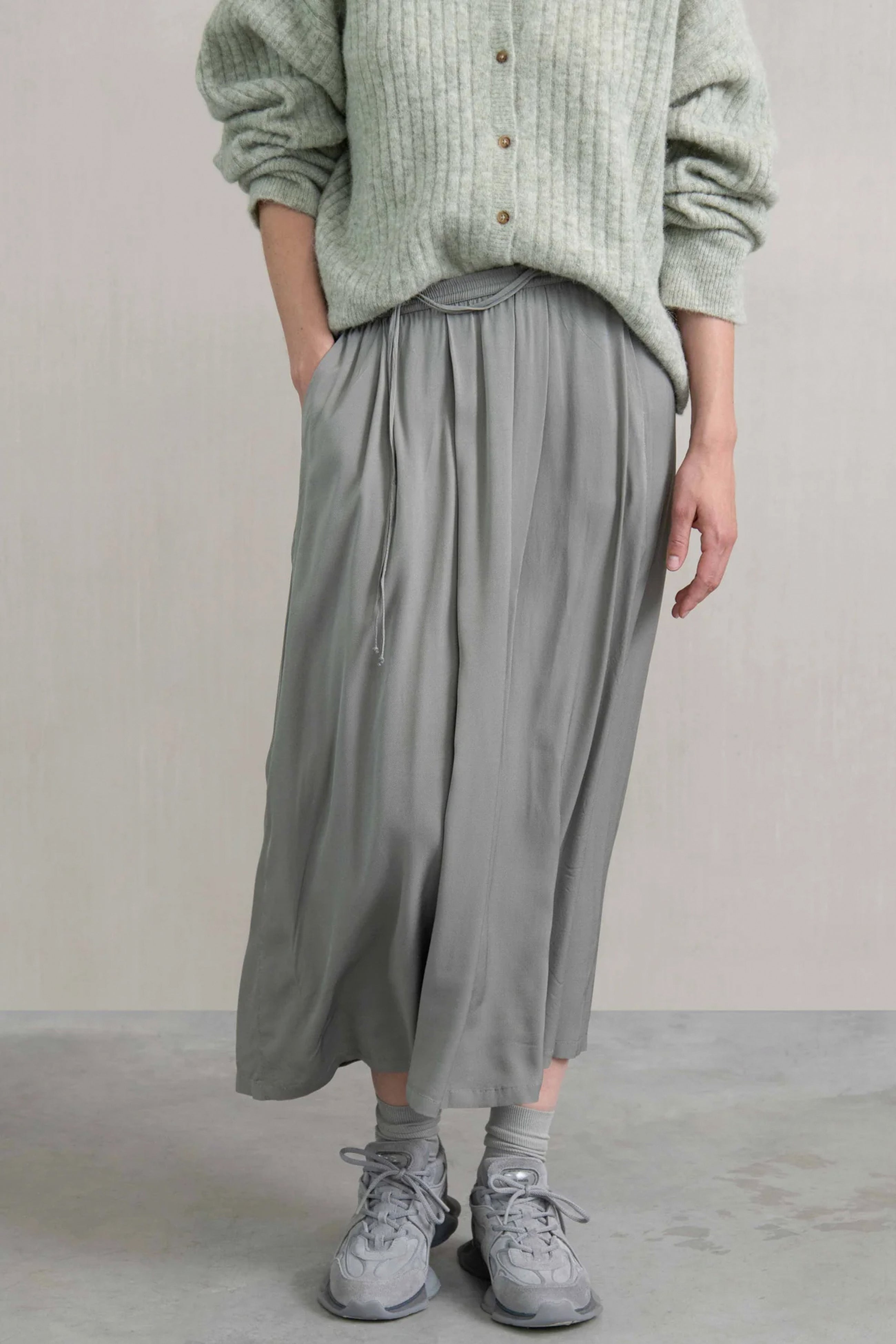 Falda goma pliegues frontal