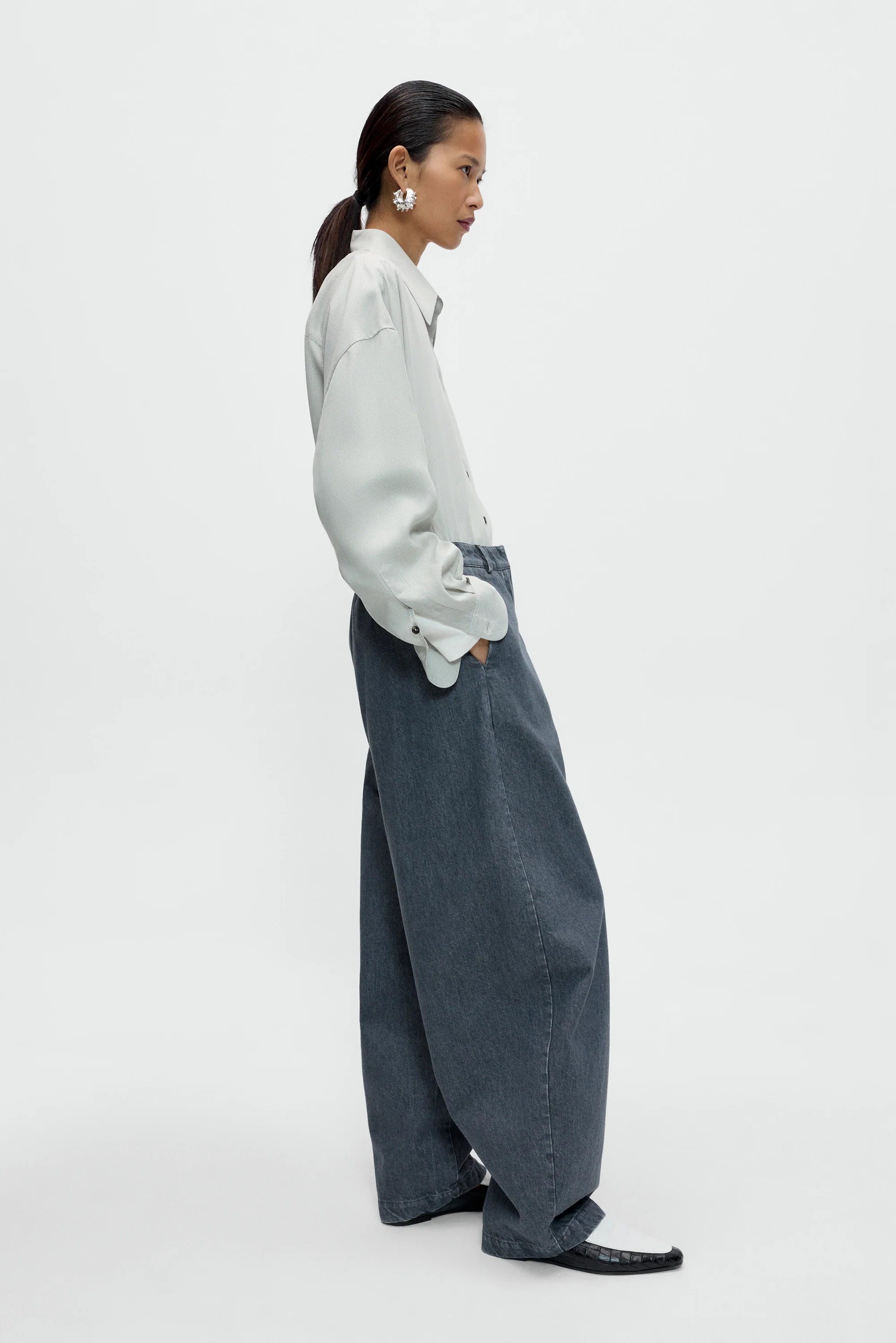 Pantalón washed denim curved