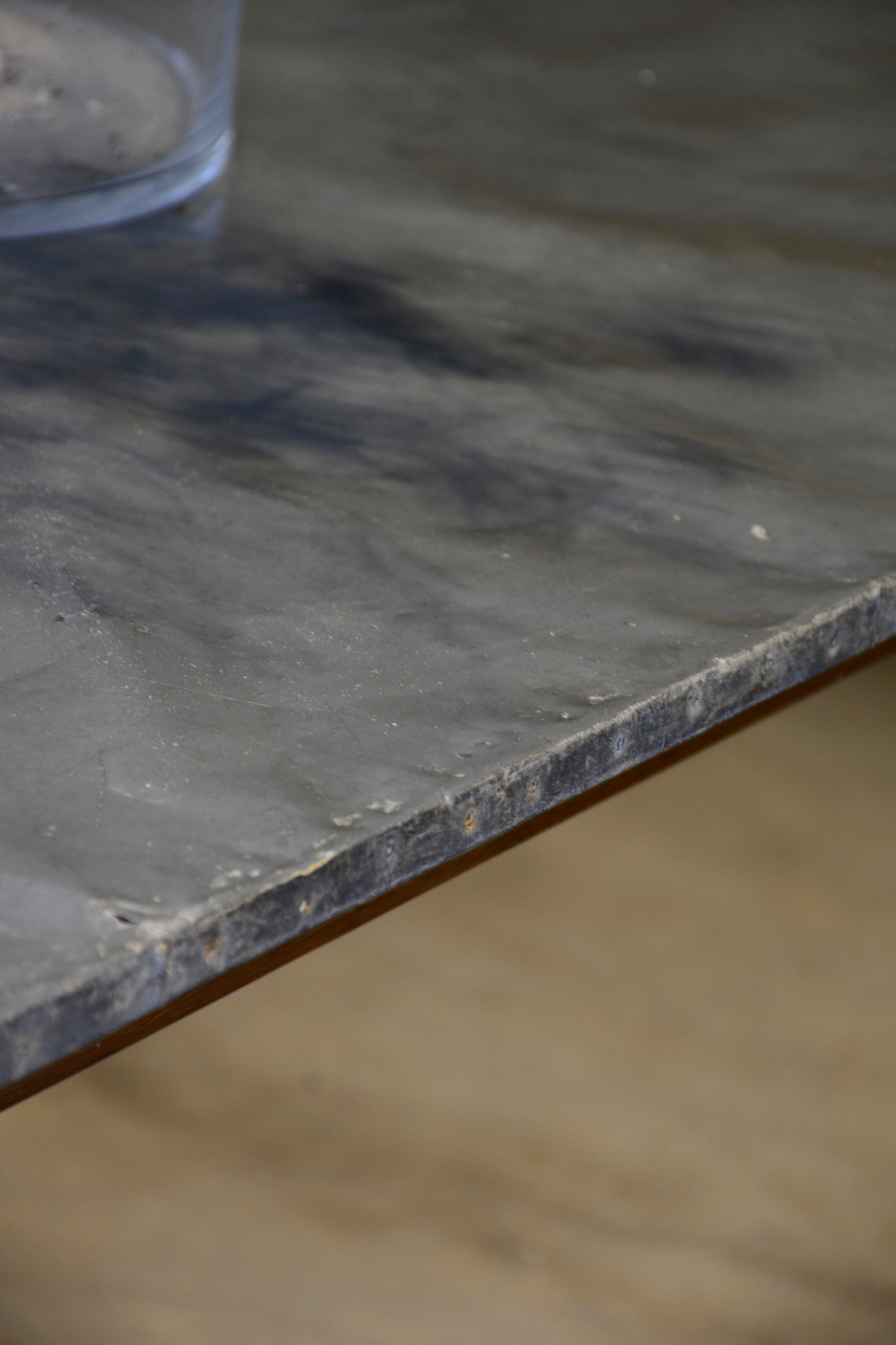 Mesa con sobre de Zinc antiguo