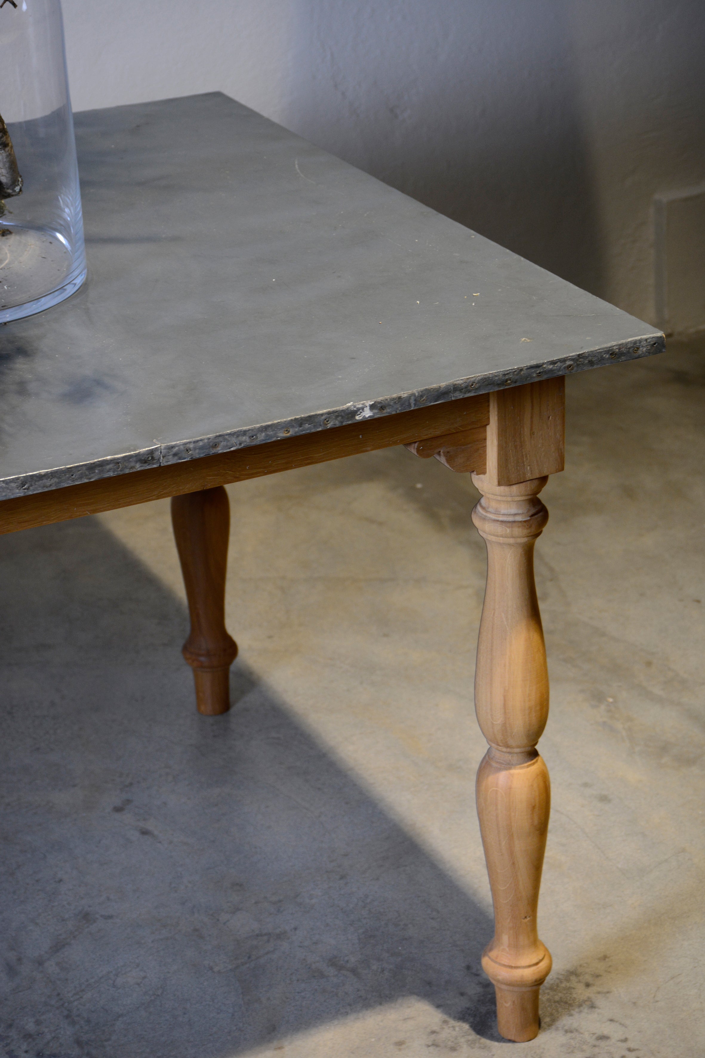 Mesa con sobre de Zinc antiguo