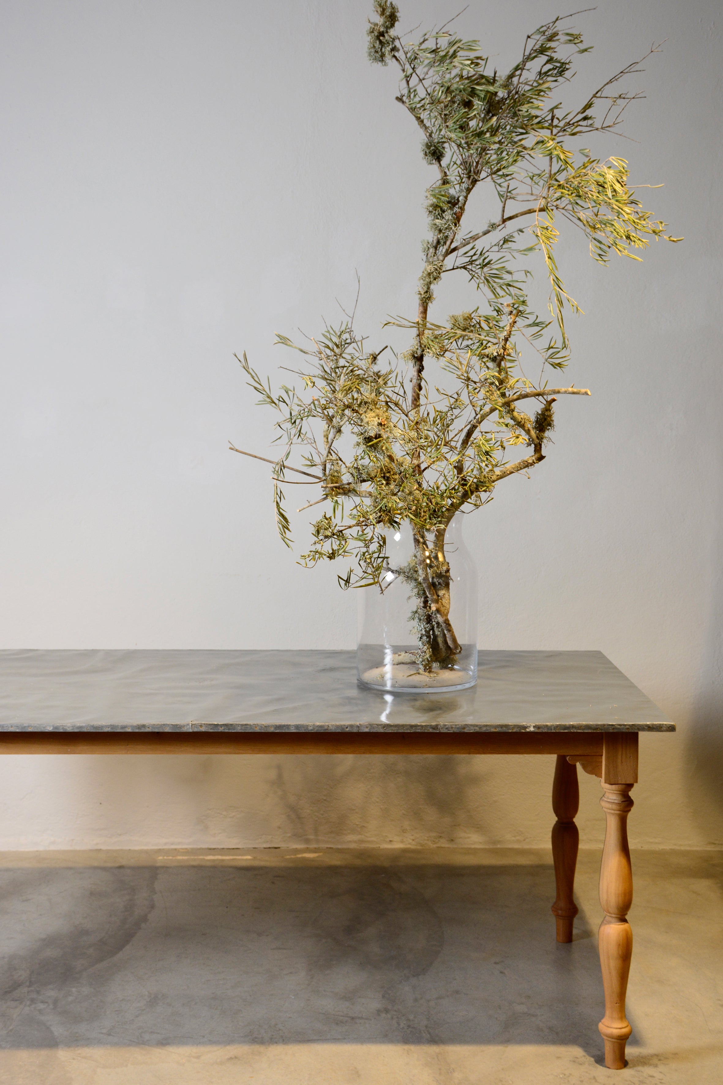 Mesa con sobre de Zinc antiguo