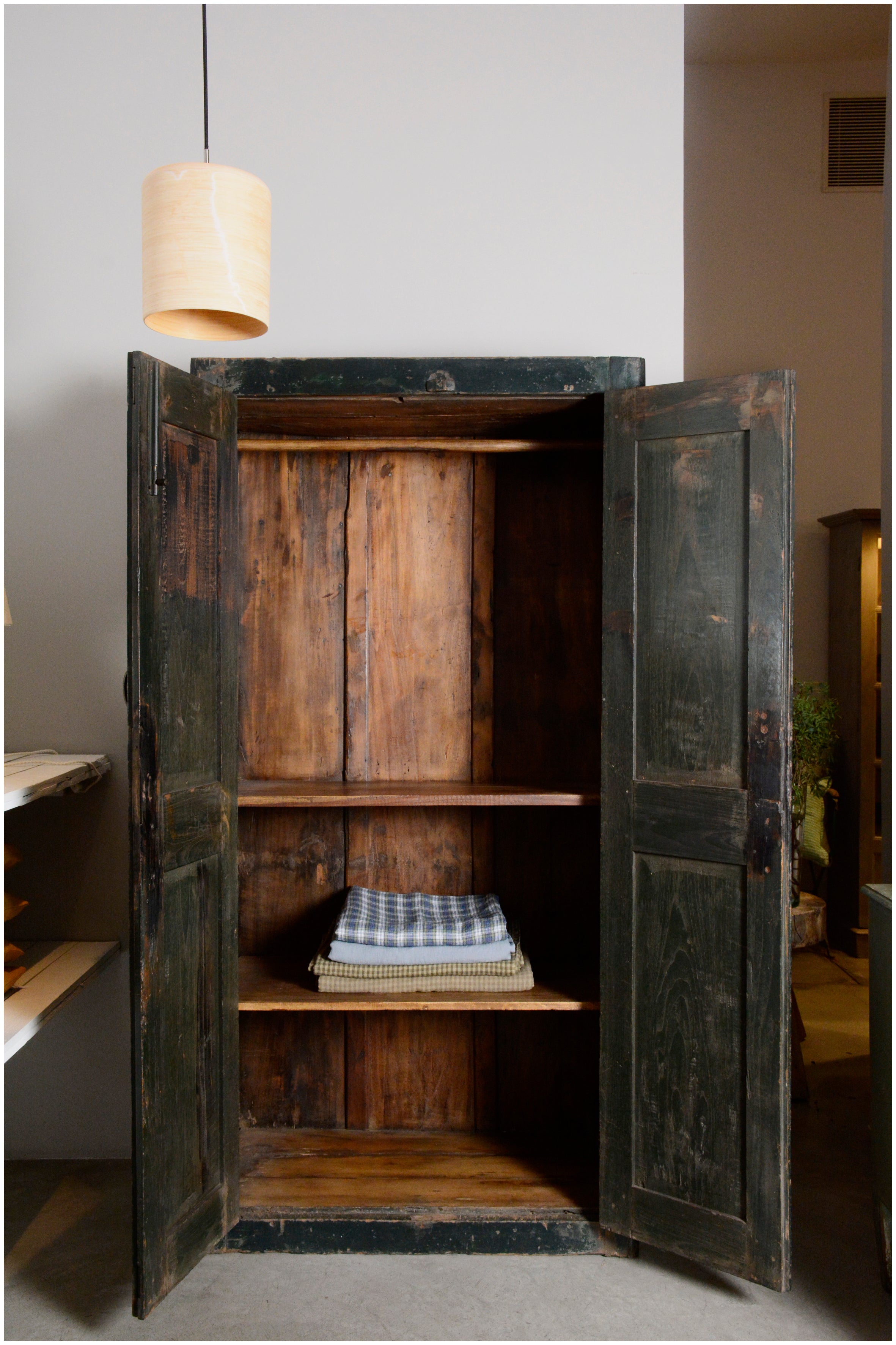 Armario antiguo azul oscuro