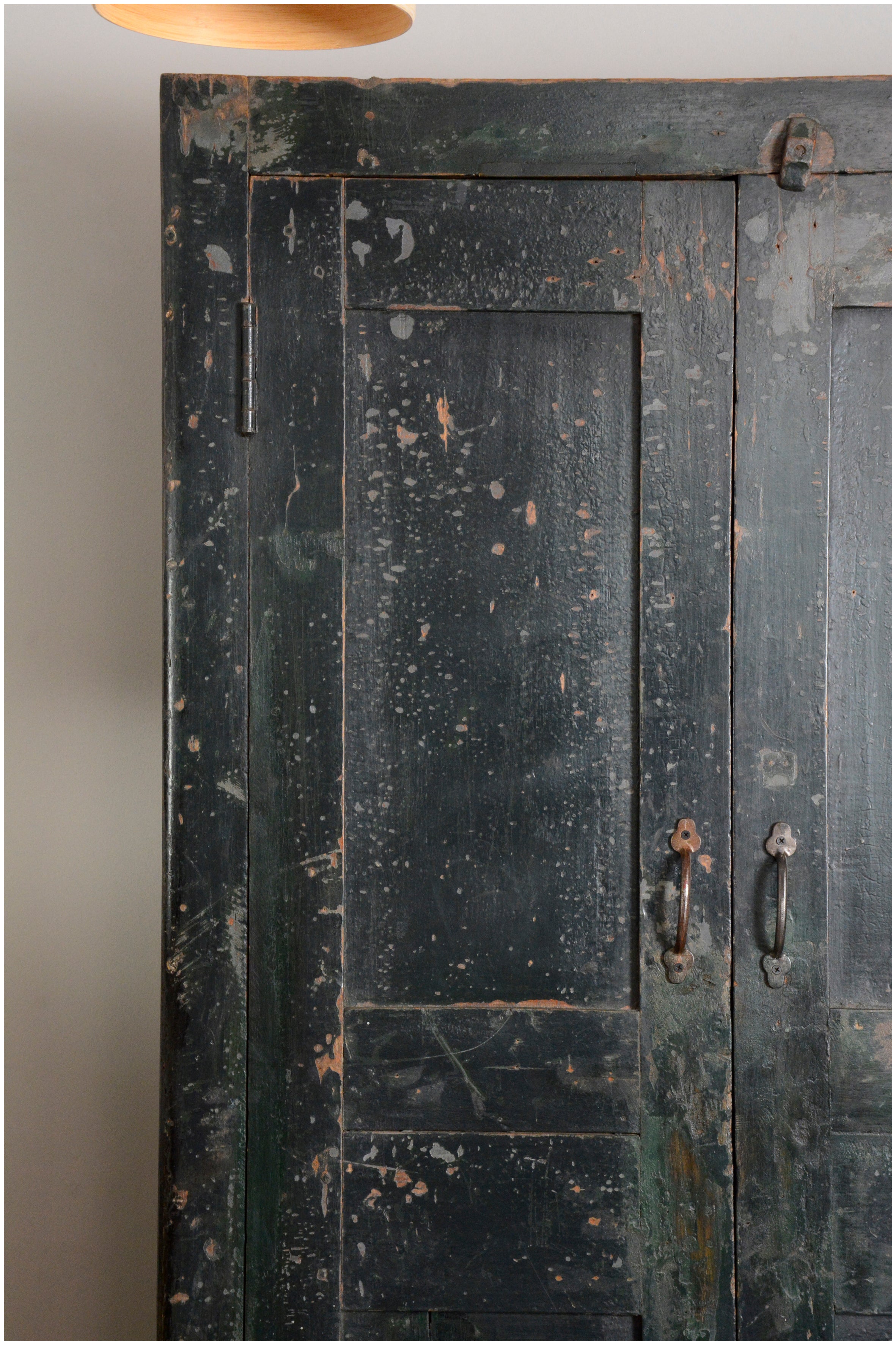 Armario antiguo azul oscuro