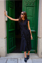 Vestido volantes verticales midi
