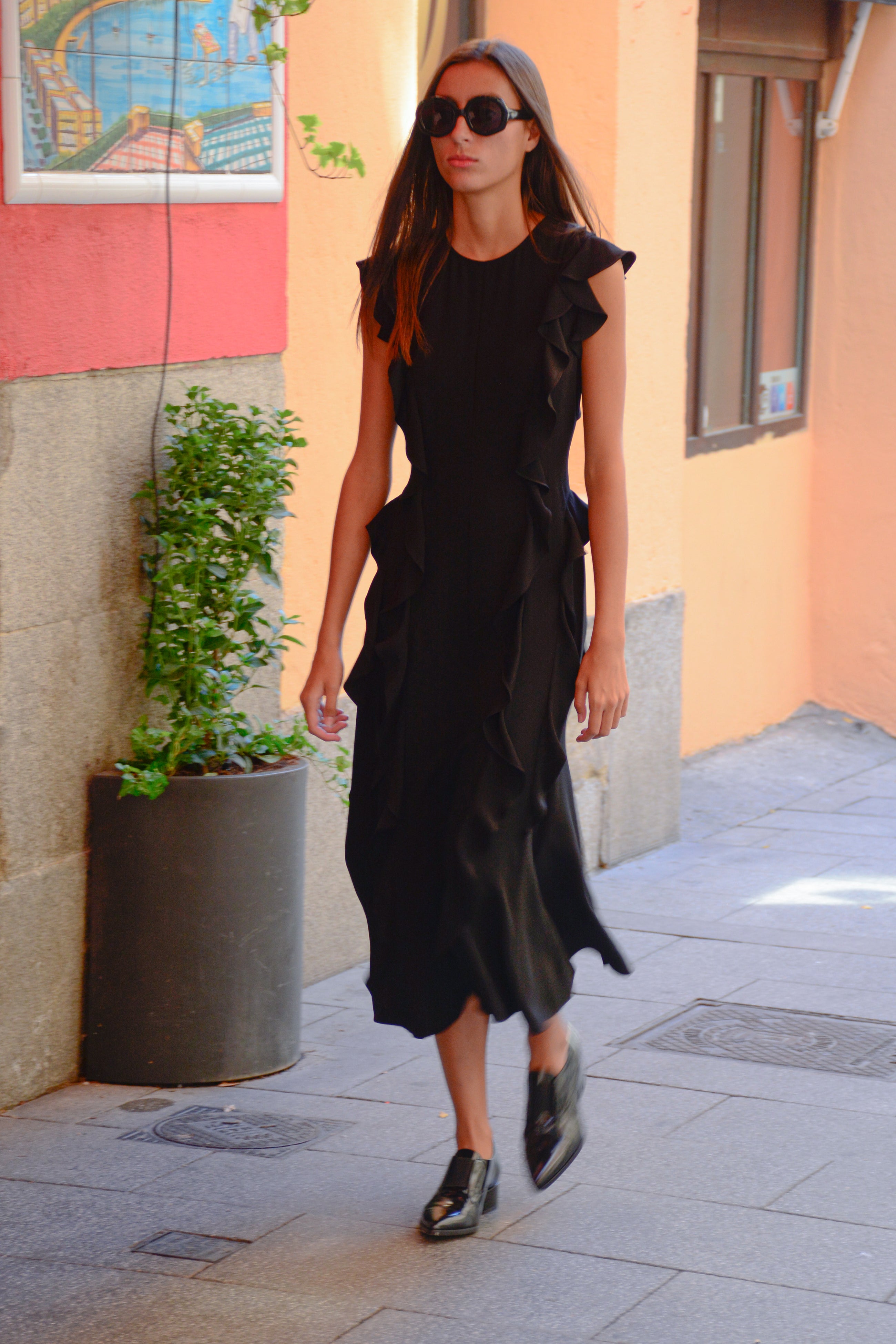 Vestido volantes verticales midi