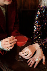 Anillo sello hueco perlas alrededor