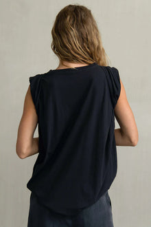 Camiseta hombro recogido