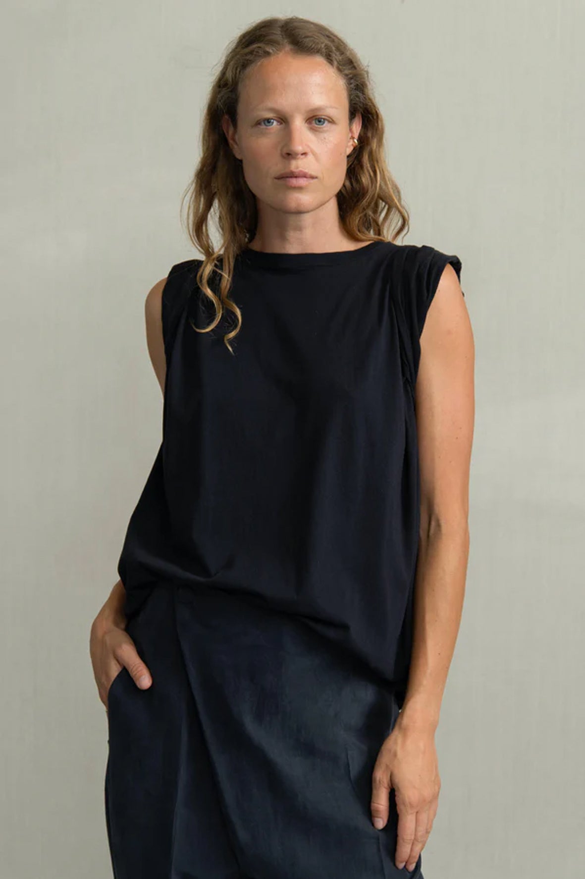 Camiseta hombro recogido