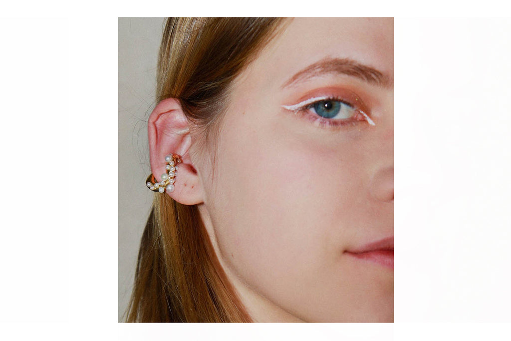 Ear cuff cuajado de perlas mediano
