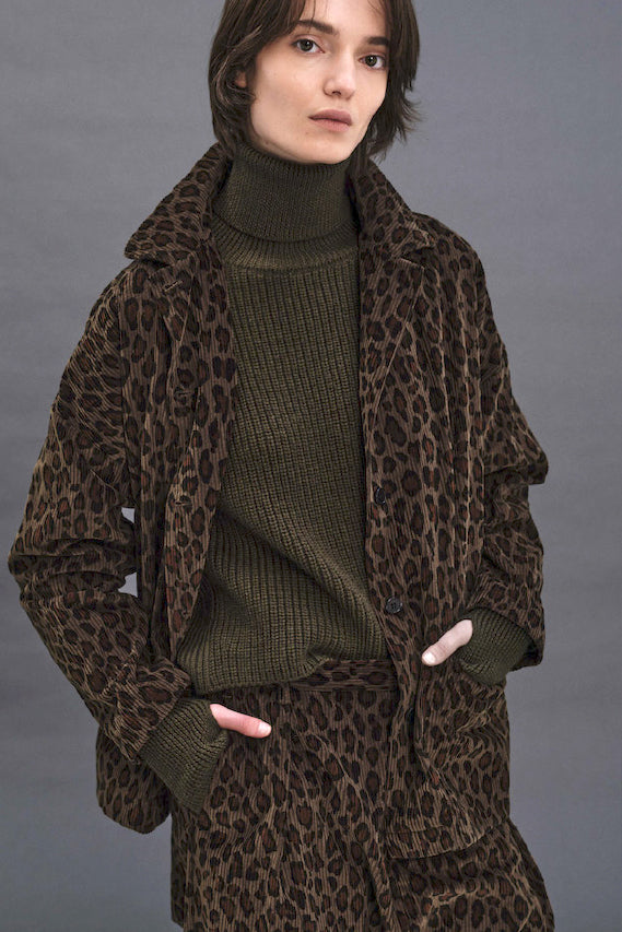 Chaqueta con cinturón leopardo