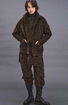 Chaqueta con cinturón leopardo