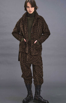 Chaqueta con cinturón leopardo