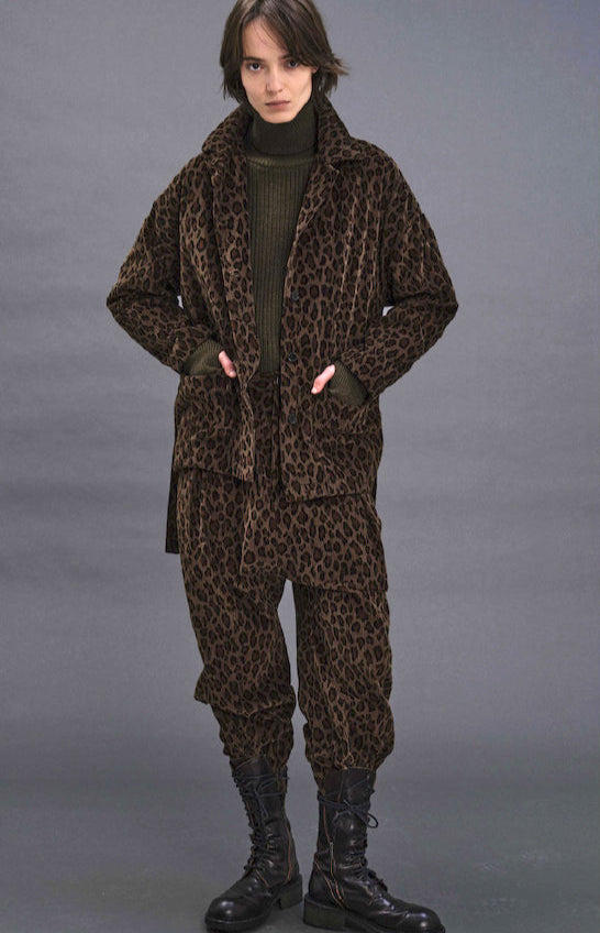 Chaqueta con cinturón leopardo