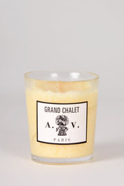 vela&nbsp;hechas de cera natural y pura, sin parafina ni ningún otro petroquímico. Su perfume procede de aceites esenciales. El vaso que las contiene es de cristal soplado a mano y su etiqueta y envoltorio diseñados e impresos por el último tipógrafo tradicional que queda en París.