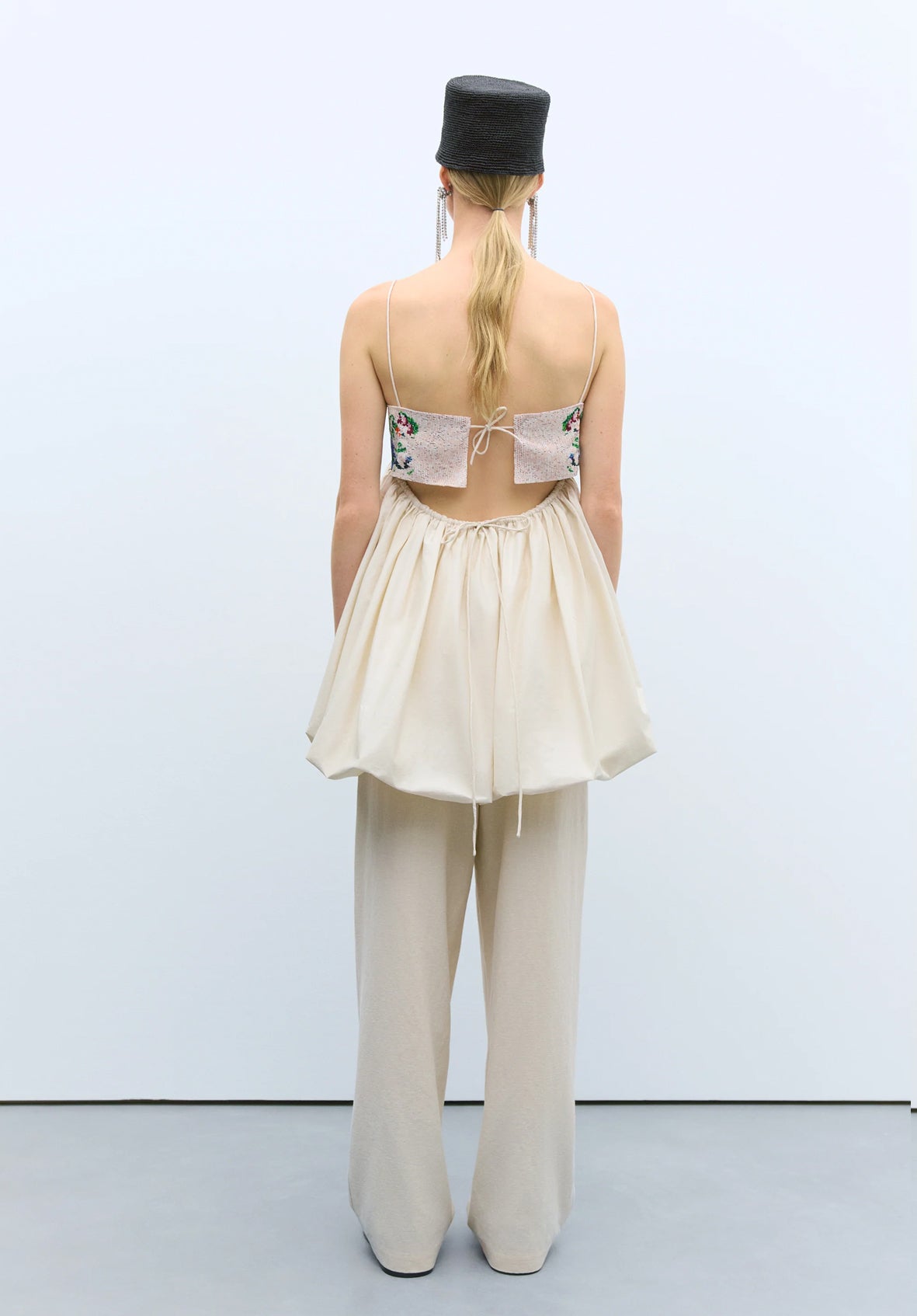 Vestido handmade beaded mini crema