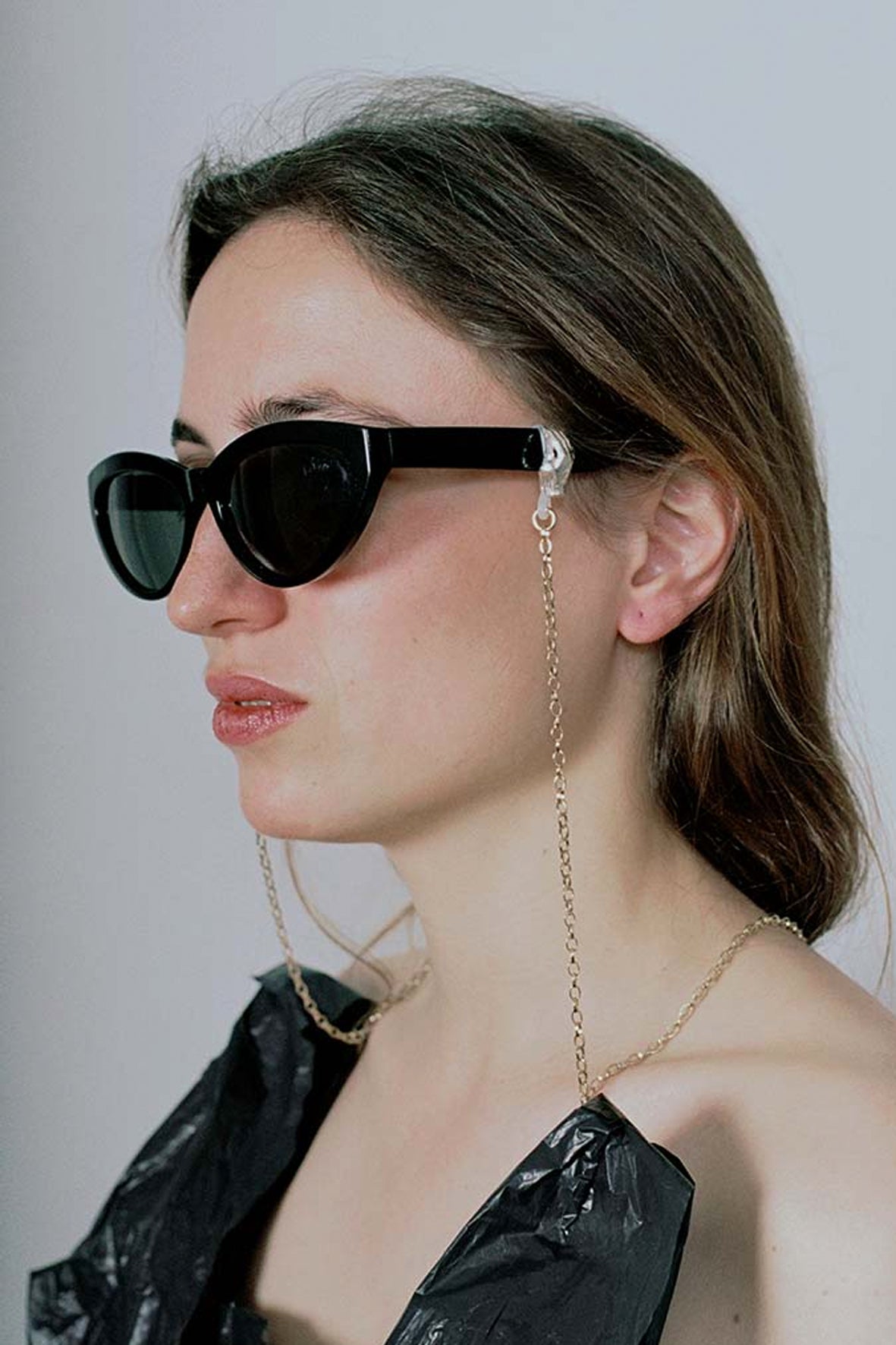 Cadena Holding Eyewear manos