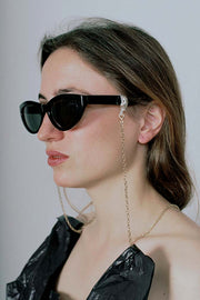 Cadena Holding Eyewear manos