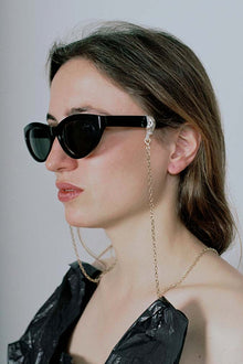 Cadena Holding Eyewear manos