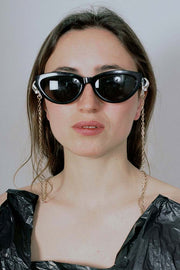 Cadena Holding Eyewear manos