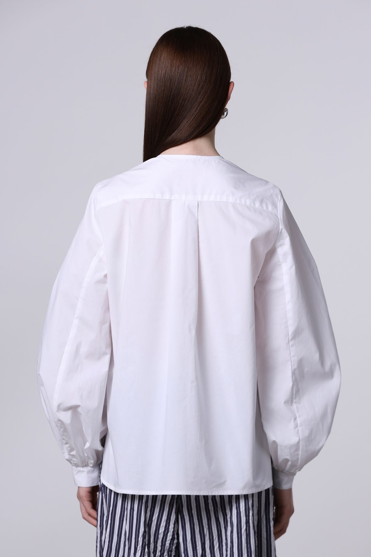 Camisa sin cuello redondo