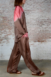 Pantalones largos de pierna ancha con cintura elástica y bolsillos laterales. Costuras delanteras y traseras a lo largo de todo el pantalón.