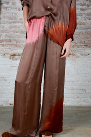 Pantalones largos de pierna ancha con cintura elástica y bolsillos laterales. Costuras delanteras y traseras a lo largo de todo el pantalón.