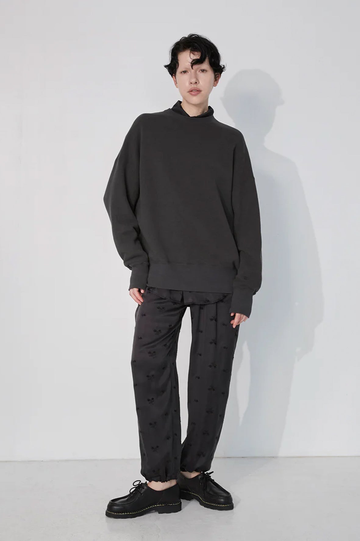 Pantalón flores bordadas goma