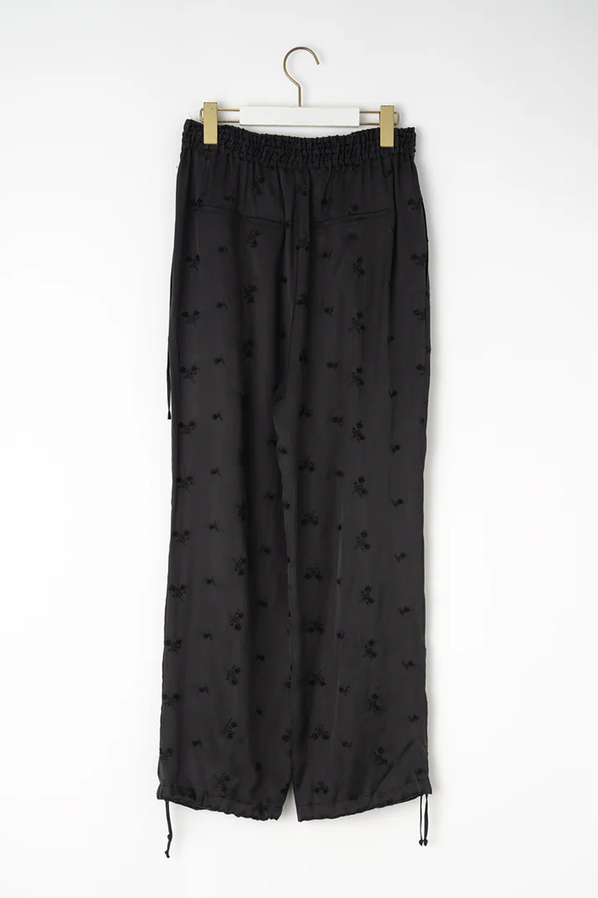 Pantalón flores bordadas goma