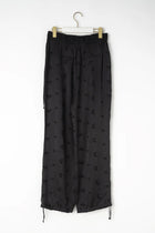 Pantalón flores bordadas goma