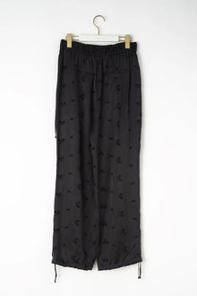 Pantalón flores bordadas goma