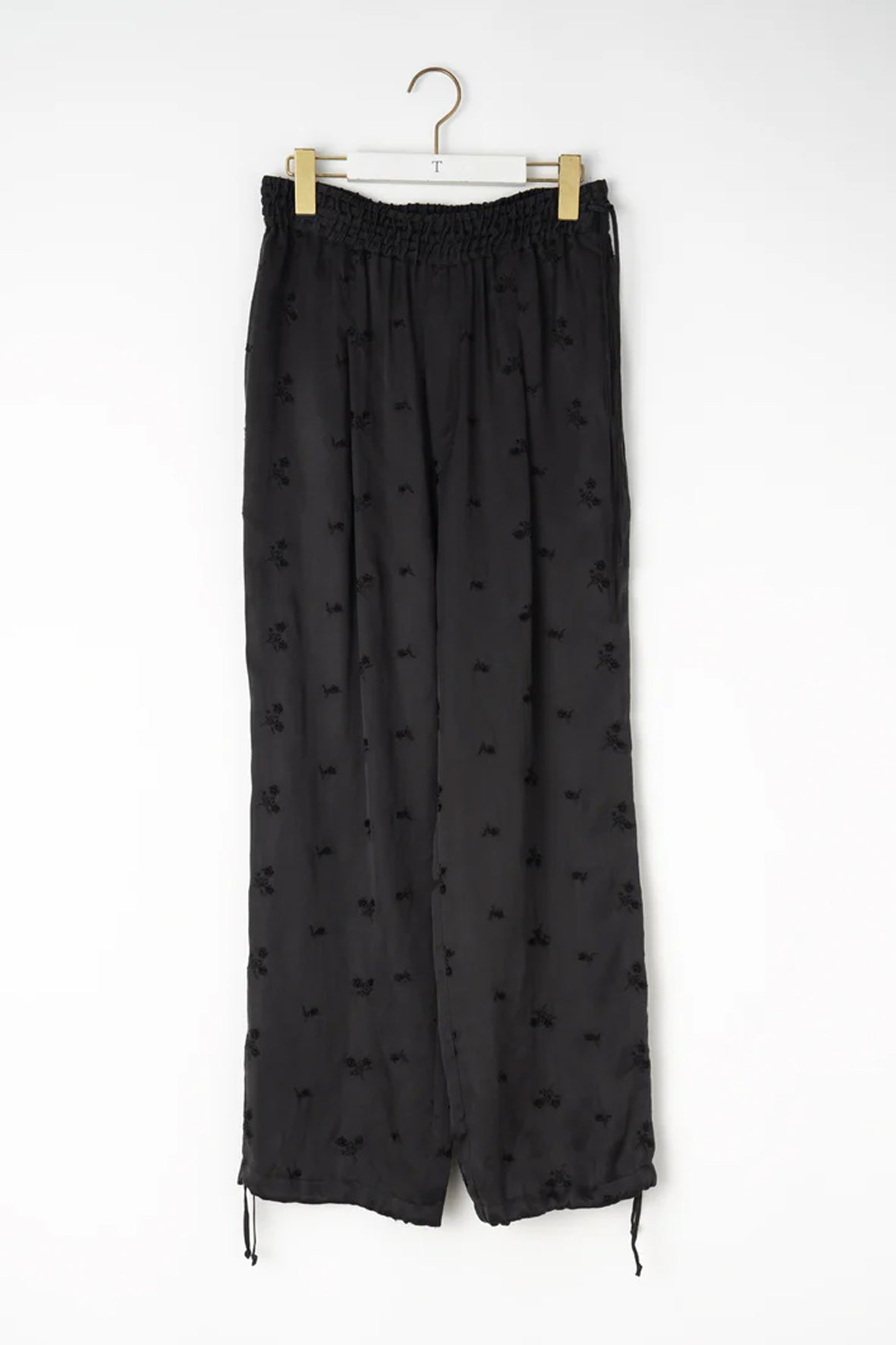 Pantalón flores bordadas goma