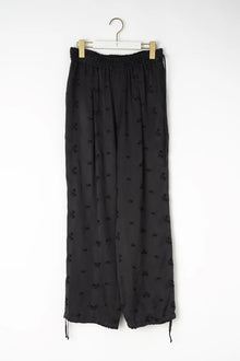 Pantalón flores bordadas goma