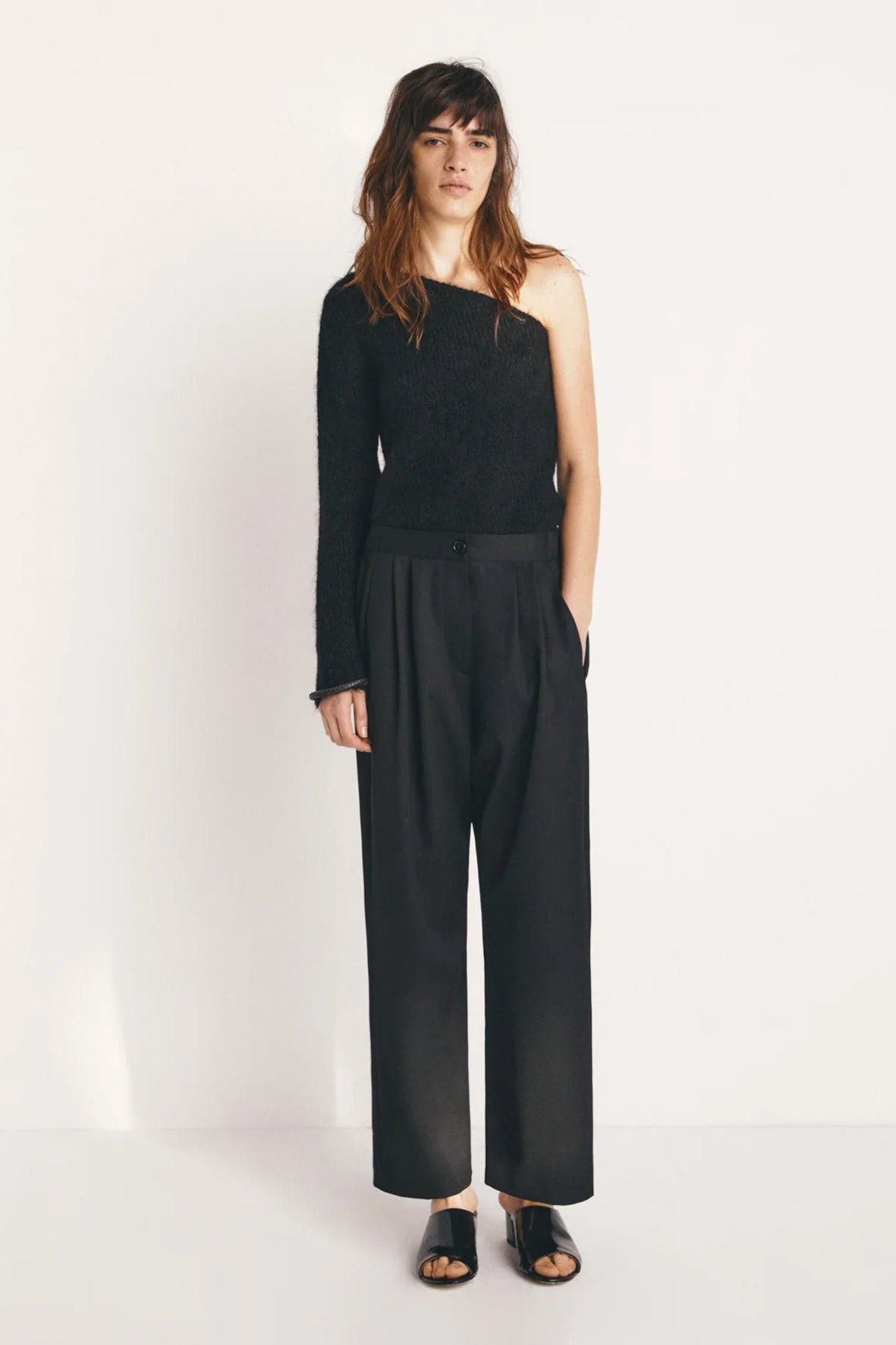 Trousers with pleat pocket