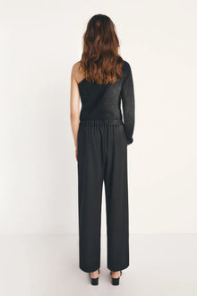 Trousers with pleat pocket