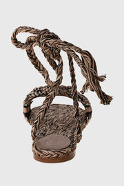 Sandalias atadas arenas