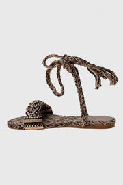 Sandalias atadas arenas