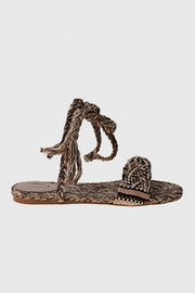 Sandalias atadas arenas