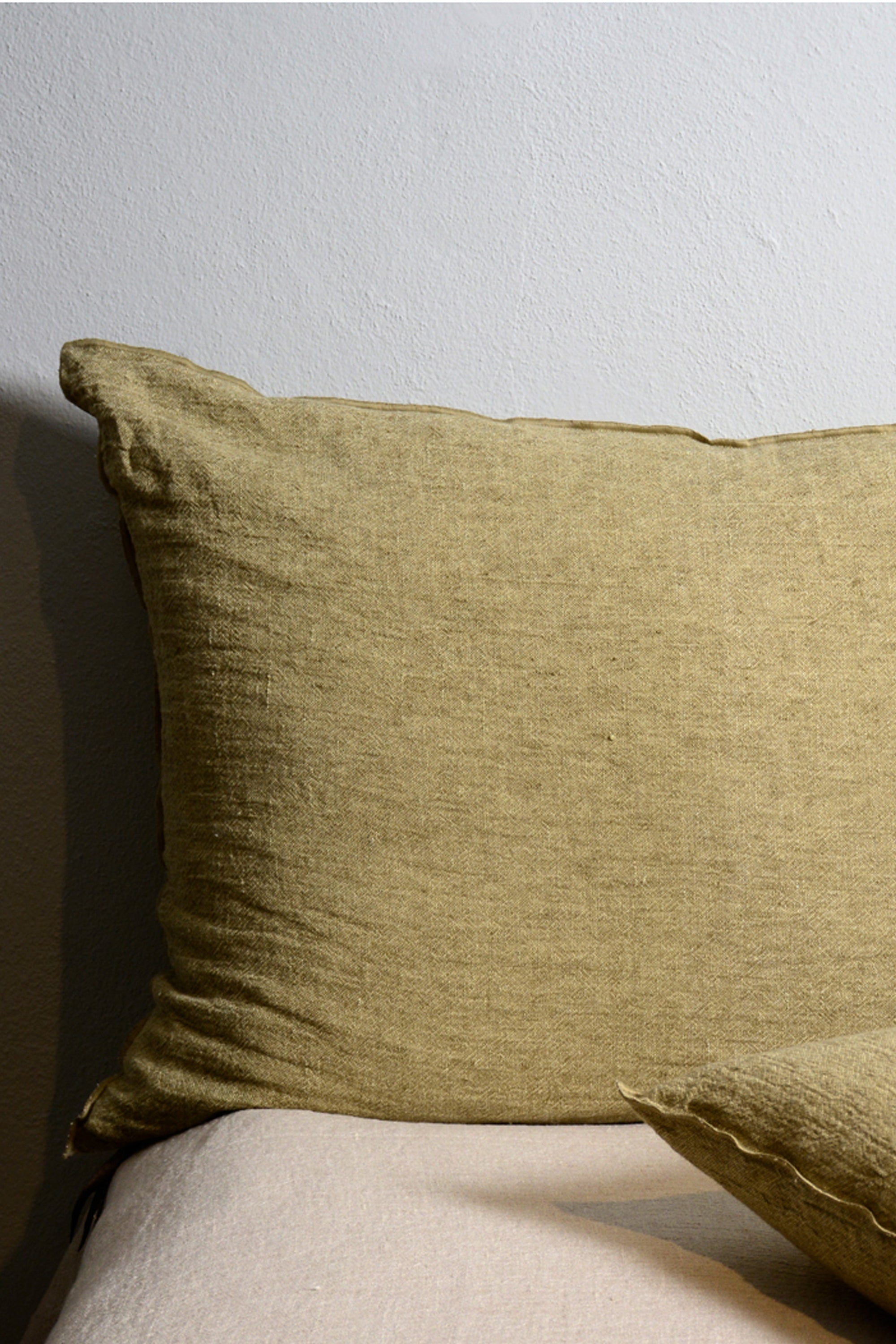 Linen cushion amande