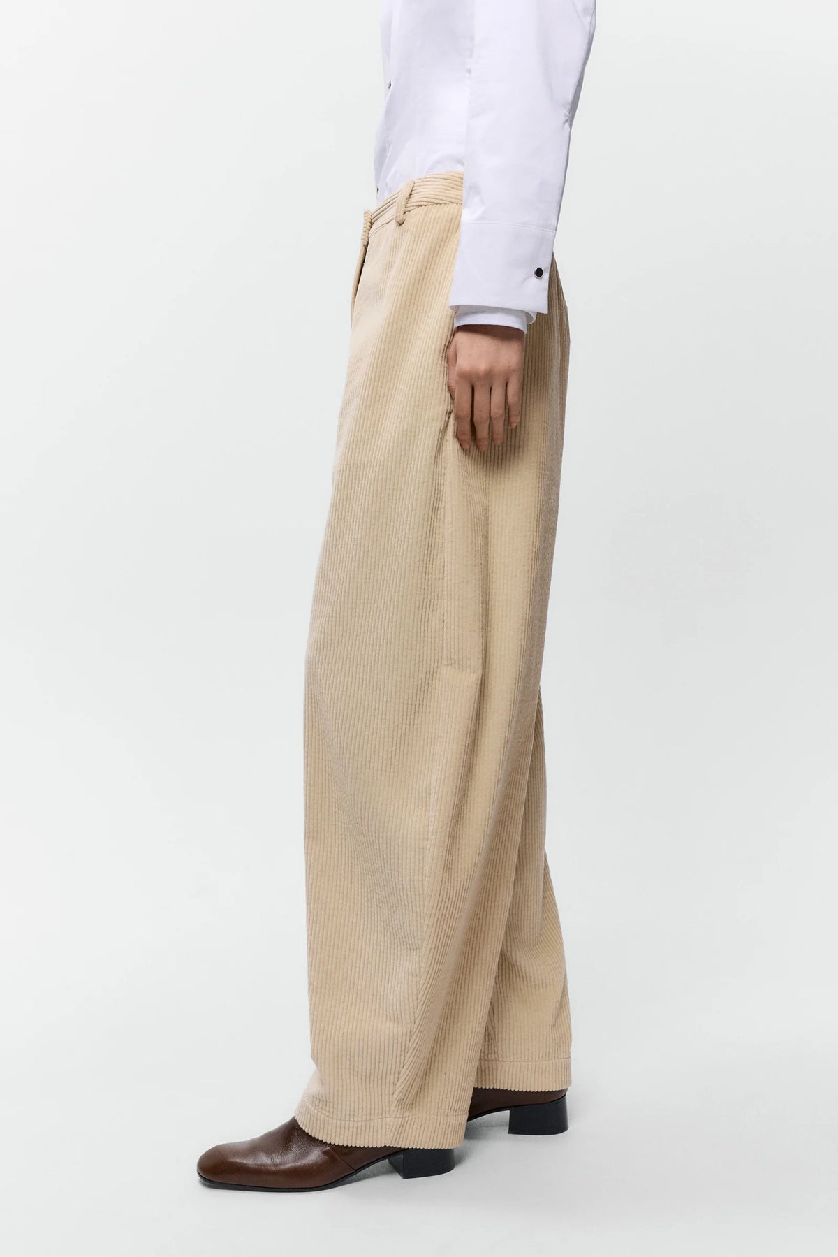 Pantalón curved pana ancha