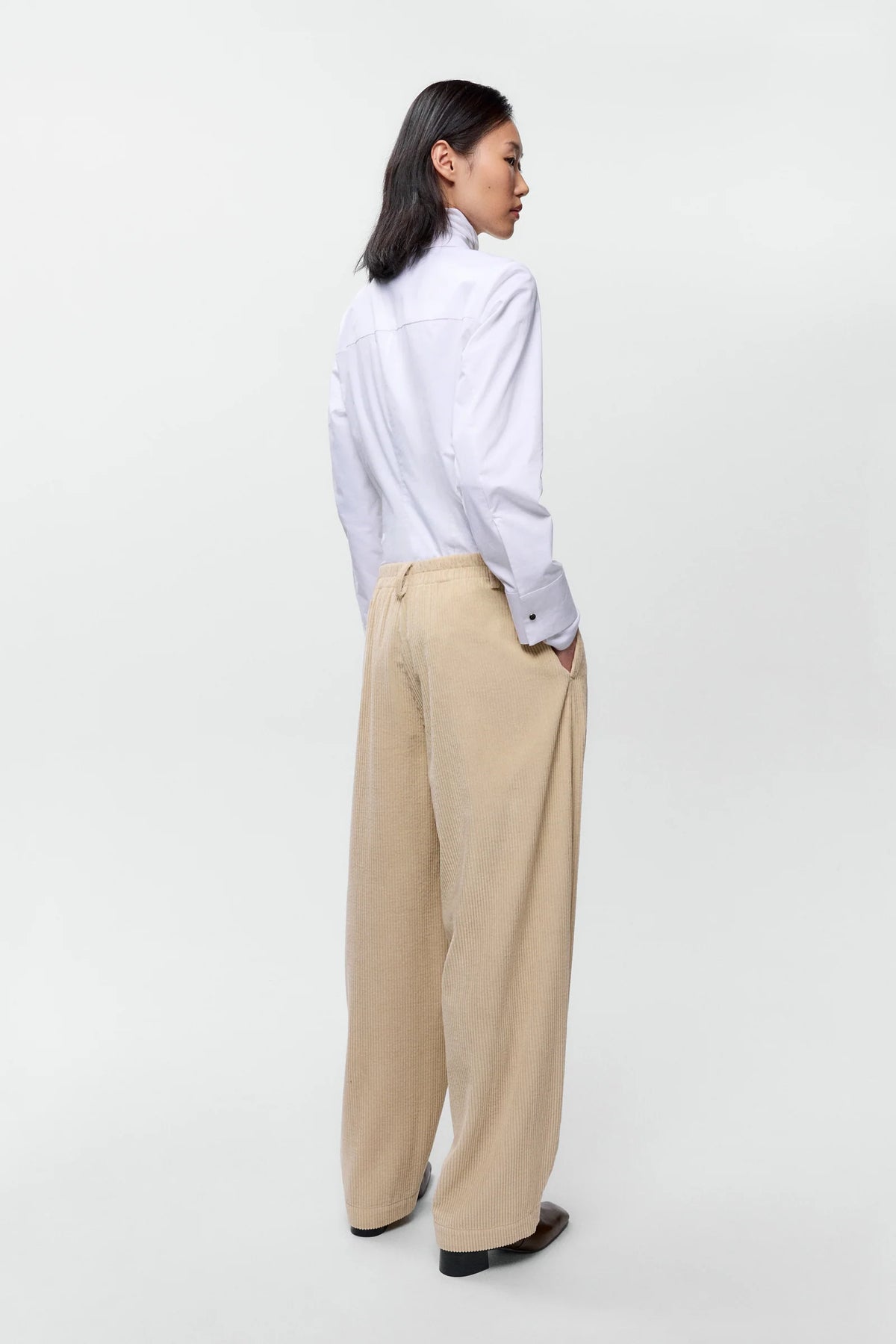 Pantalón curved pana ancha