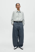 Pantalón washed denim curved