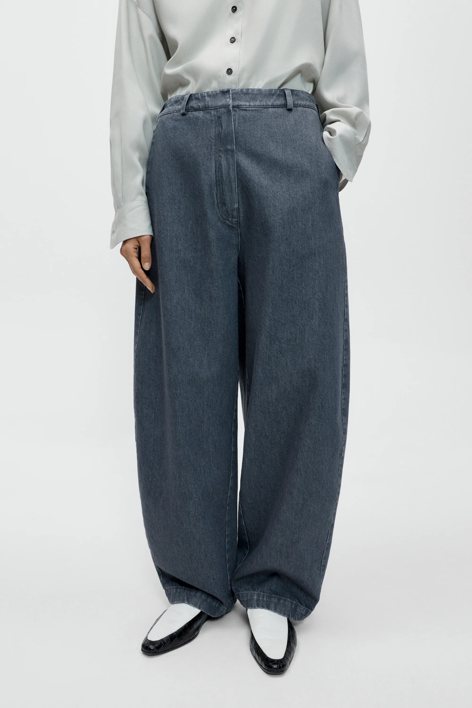 Pantalón washed denim curved
