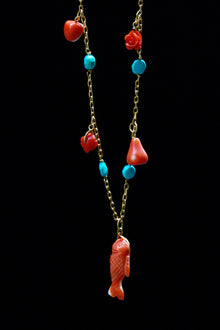 Collar cadena de oro con turquesas, 2 rosas y manzana coral y pez
