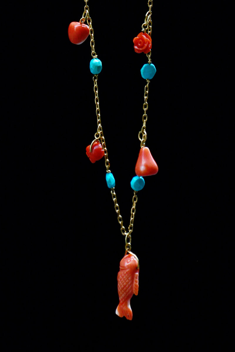 Collar cadena de oro con turquesas, 2 rosas y manzana coral y pez