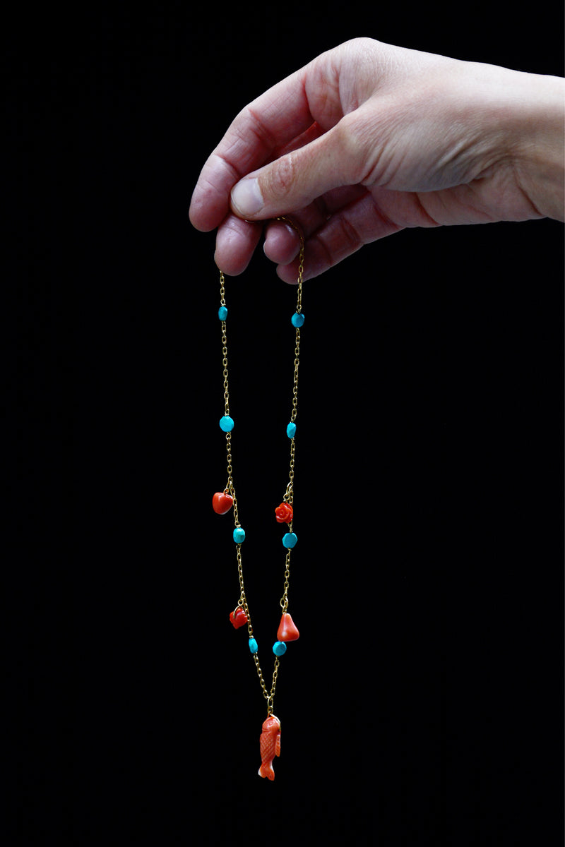 Collar cadena de oro con turquesas, 2 rosas y manzana coral y pez