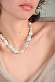 Collar perla barroca grande cierre plata