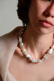 Collar perla barroca grande cierre plata