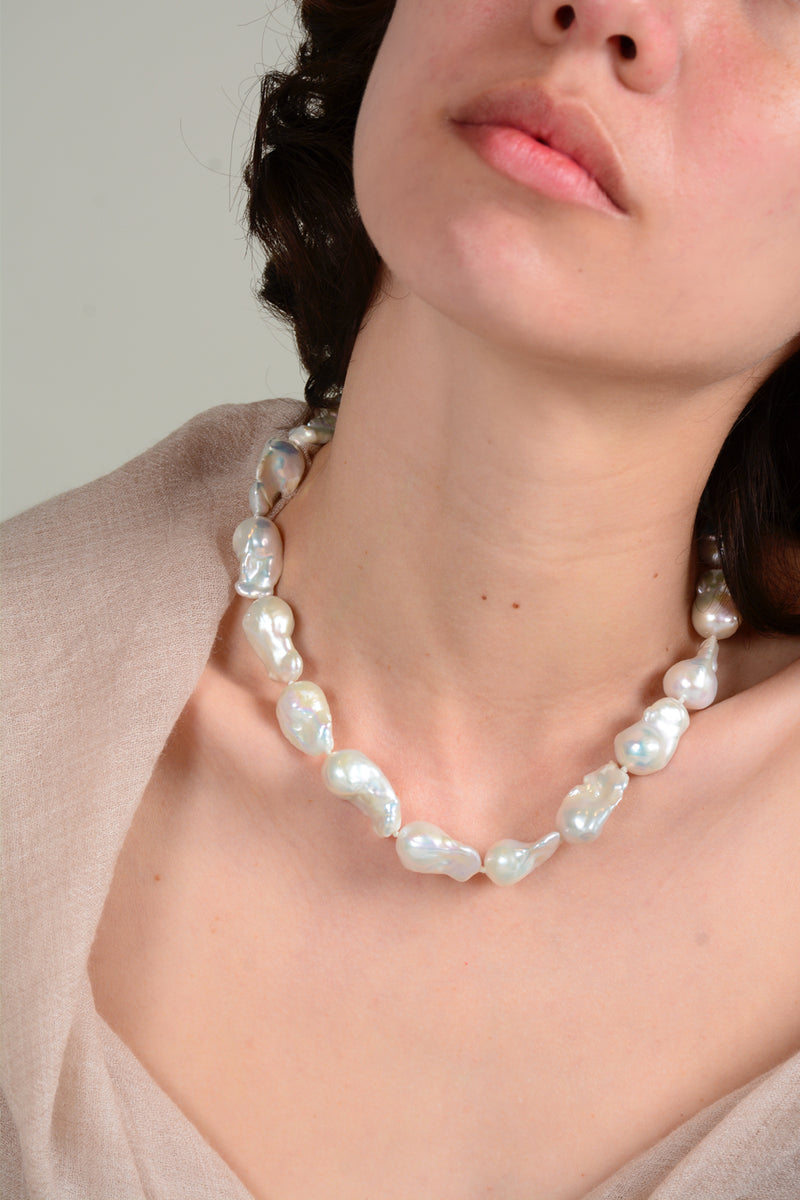 Collar perla barroca grande cierre plata