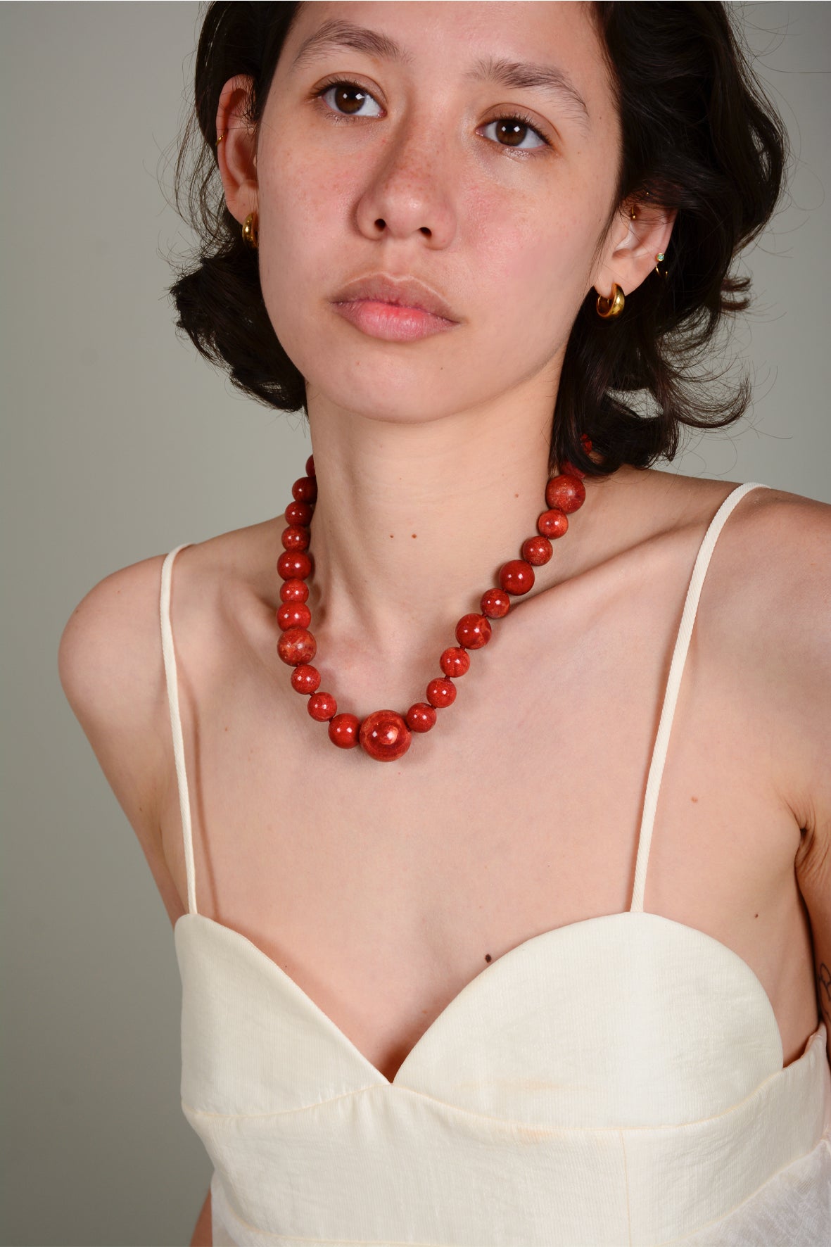 Collar coral variado irregular corto
