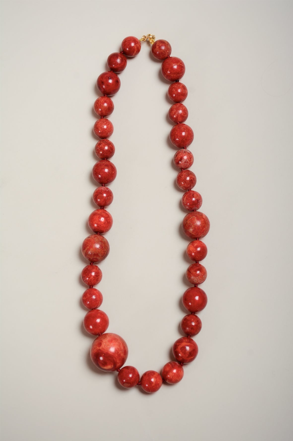 Collar coral variado irregular corto
